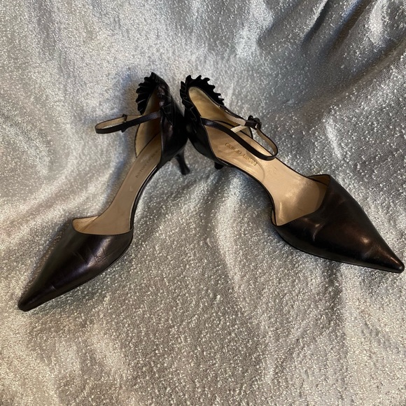 Giorgio Armani Leather Scalloped Accent 2" pumps w/logo charm size 40 - Picture 15 of 16